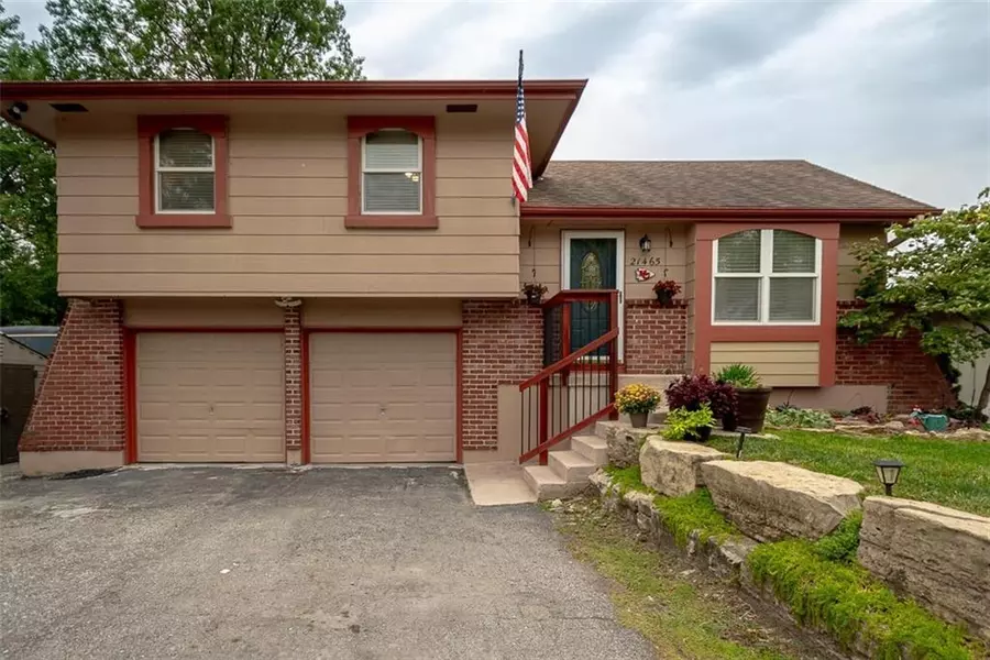 21465 W 180th ST, Olathe, KS 66062