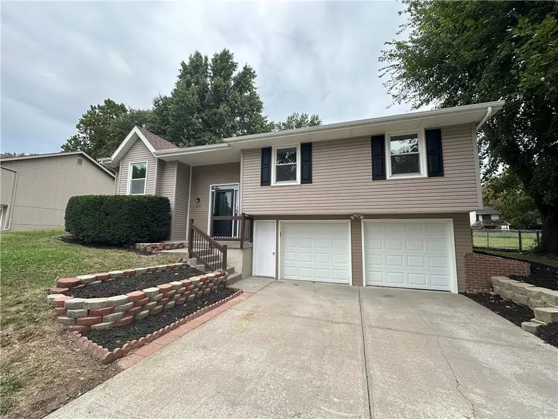 510 Sarah LN, Liberty, MO 64068