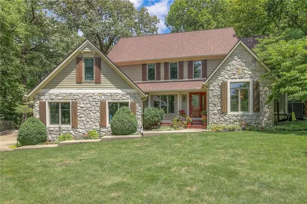 8675 Shorewood DR, De Soto, KS 66018