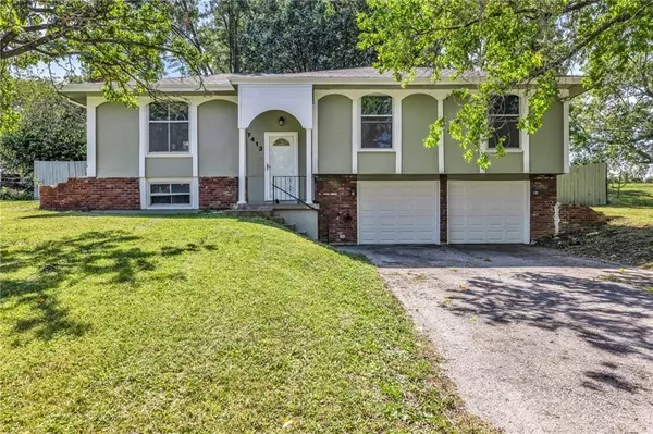 7413 Loma Vista DR, Kansas City, MO 64138