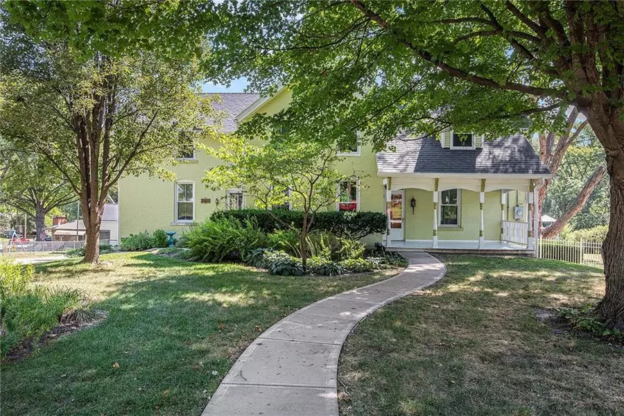 2307 Maple AVE, Leavenworth, KS 66048