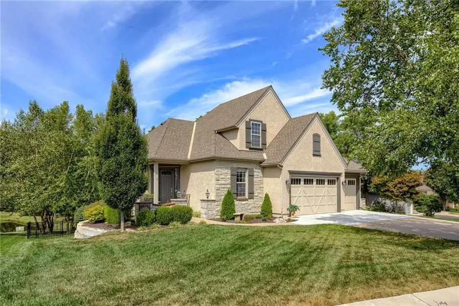 1608 SW Hedgewood LN, Lee's Summit, MO 64081