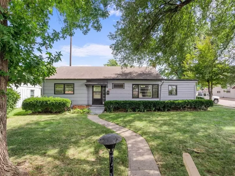 1103 N 24th ST, St Joseph, MO 64506