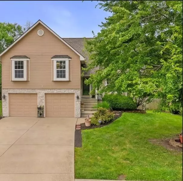 1229 SE Princeton DR, Lee's Summit, MO 64081