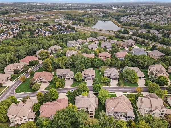 9652 Pickering ST, Lenexa, KS 66227