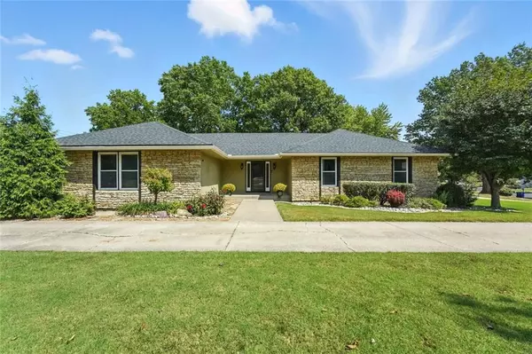 307 SE Westwind DR, Lee's Summit, MO 64063