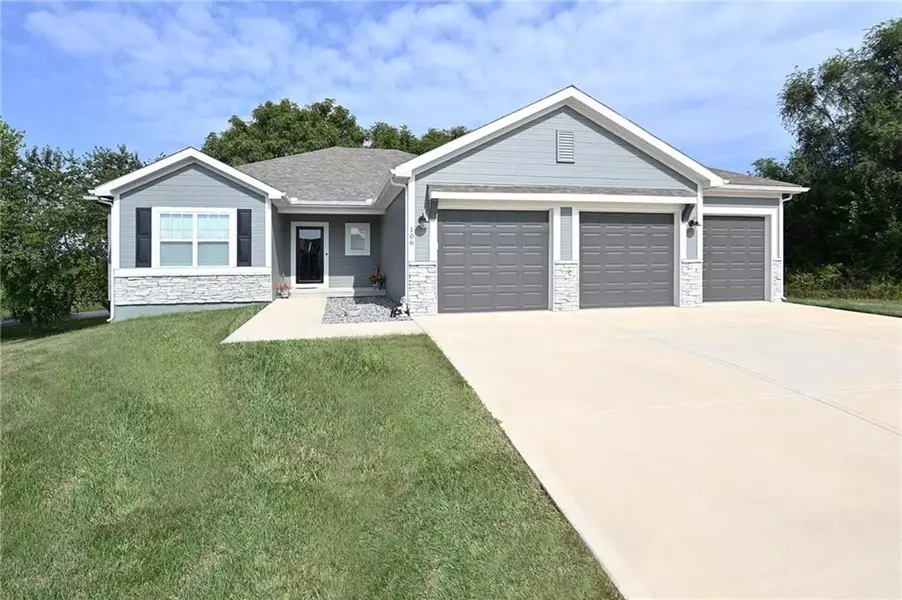 106 Troutman CIR, Dearborn, MO 64439