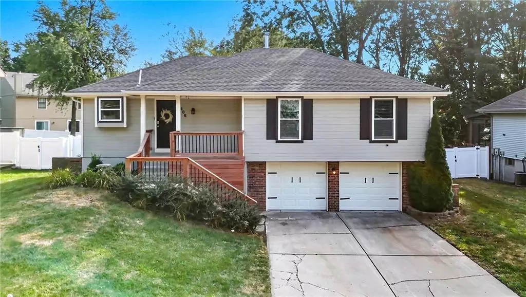 406 NE Keystone DR, Lee's Summit, MO 64086