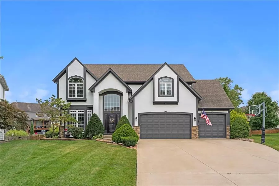 327 Lakes Edge CIR, Lee's Summit, MO 64064