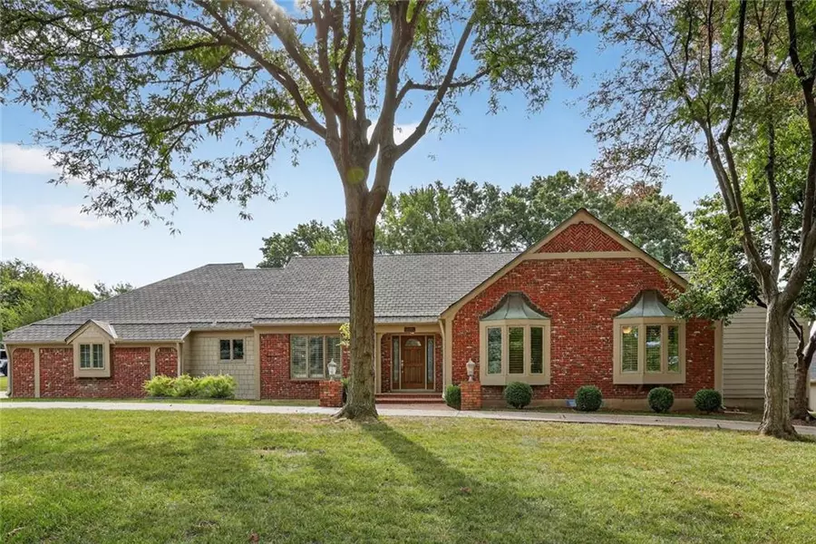 10329 Mohawk LN, Leawood, KS 66206