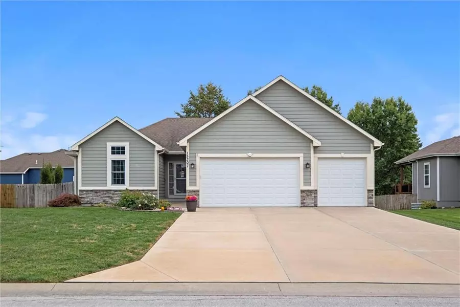 15307 Meyer DR, Basehor, KS 66007