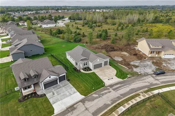 4528 SW Berkshire DR, Lee's Summit, MO 64083