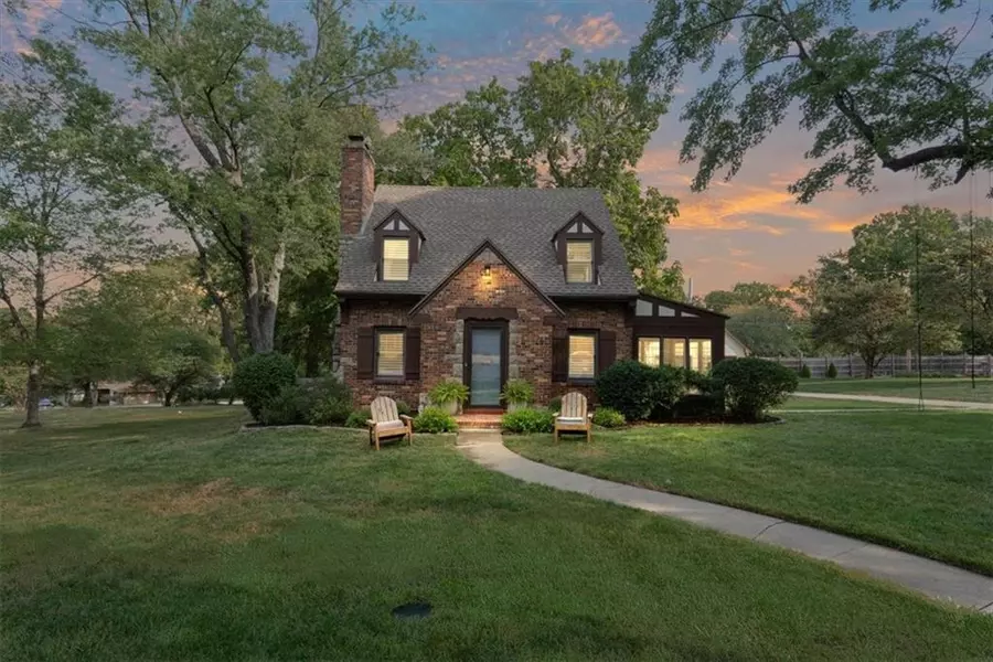 318 NW Briarcliff RD, Kansas City, MO 64116