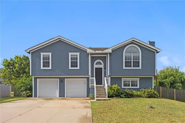 1803 Jalene CT, Greenwood, MO 64034