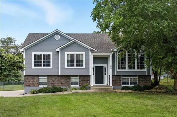 801 Stratford DR, Raymore, MO 64083