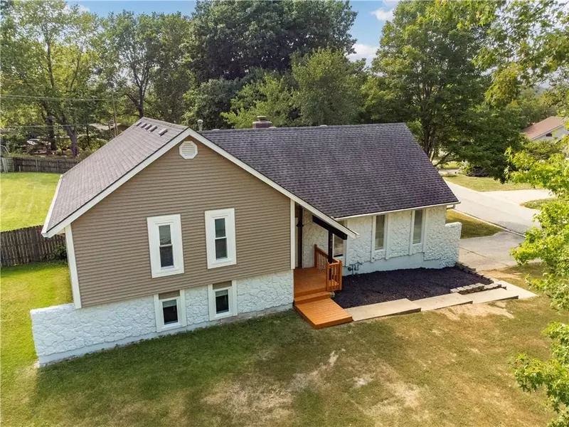 1812 NW Willowbrook DR, Blue Springs, MO 64015