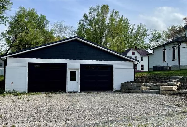 Gallatin, MO 64640,401 S Clay ST