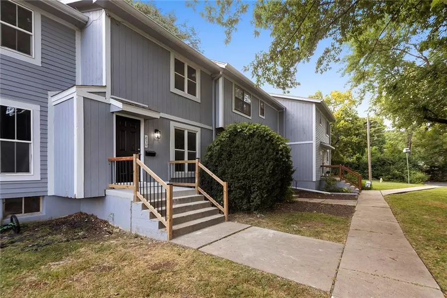 850 Lakeview DR, Grandview, MO 64030