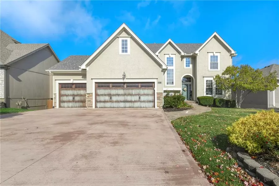 19576 W 105th TER, Olathe, KS 66061