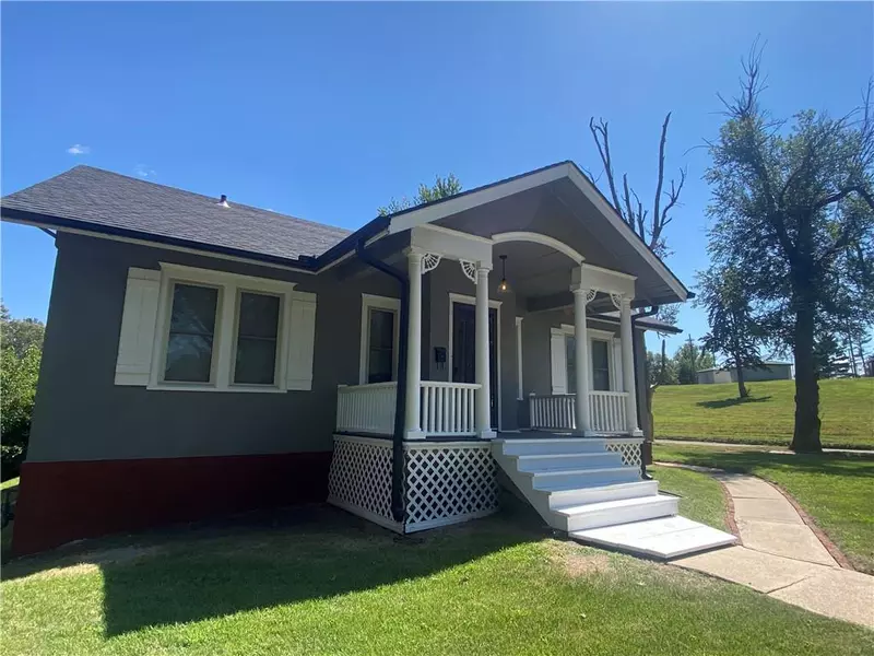 1325 S Noyes BLVD, St Joseph, MO 64507