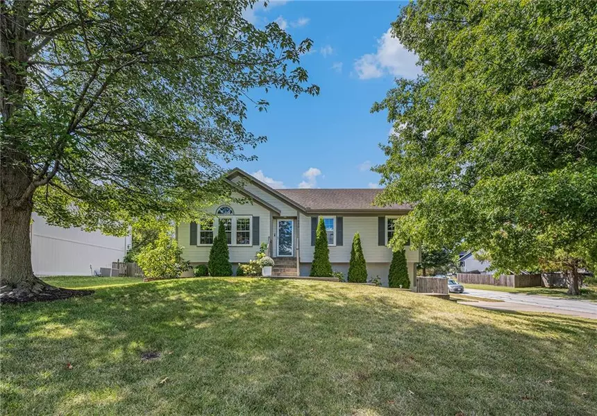 1632 NE Stonewood DR, Lee's Summit, MO 64086