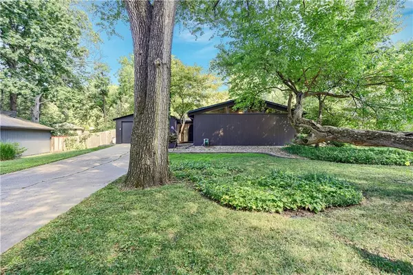 Prairie Village, KS 66208,7841 Dearborn DR