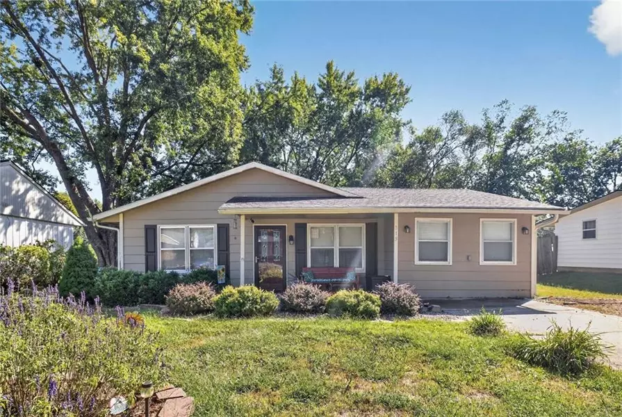 319 Holiday DR, Lansing, KS 66043