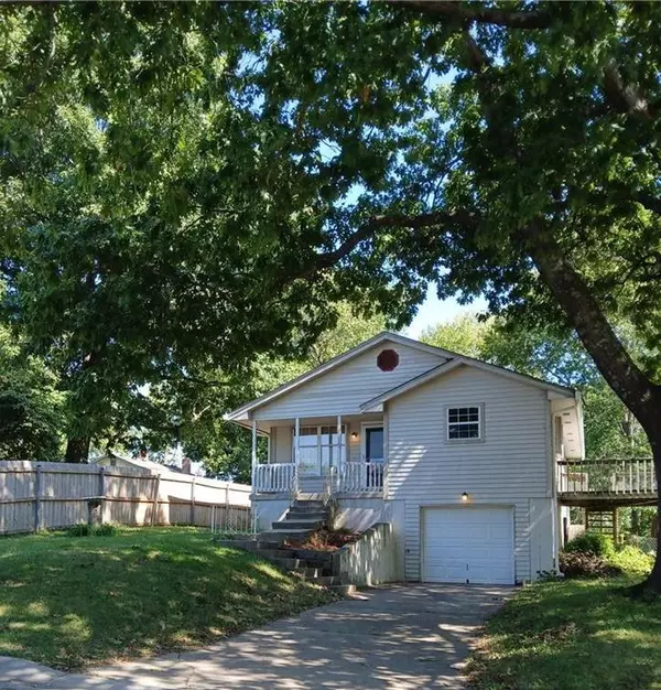 15 Valley RD, Liberty, MO 64068