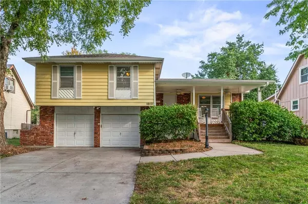 1012 E Piatt LN, Olathe, KS 66061