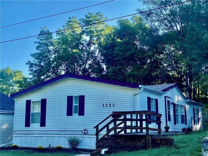 1321 N 20th ST, St Joseph, MO 64501