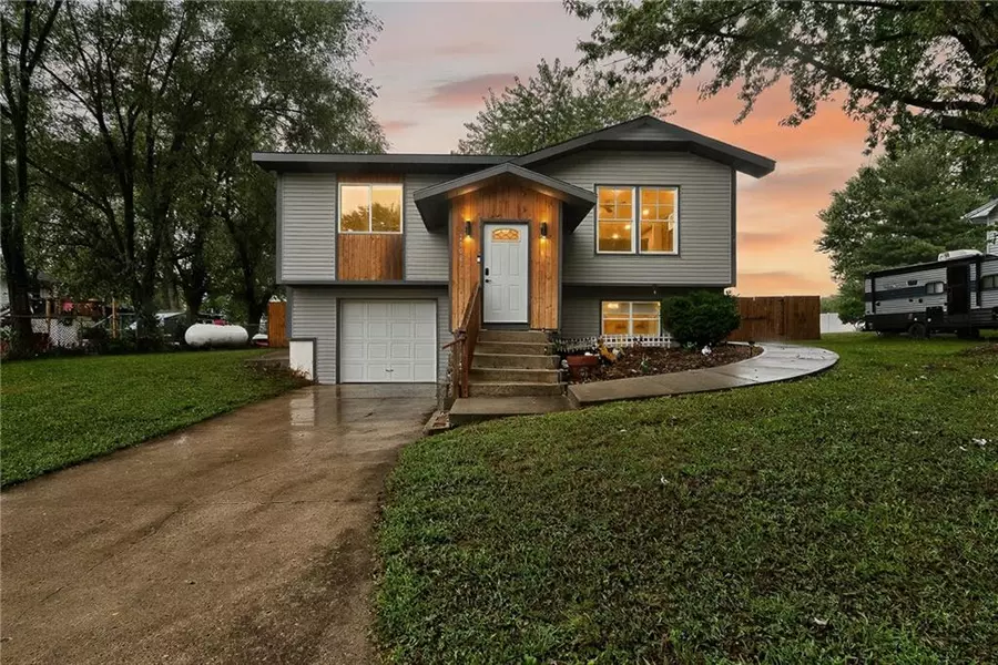 2908 Robin LN, Sedalia, MO 65301