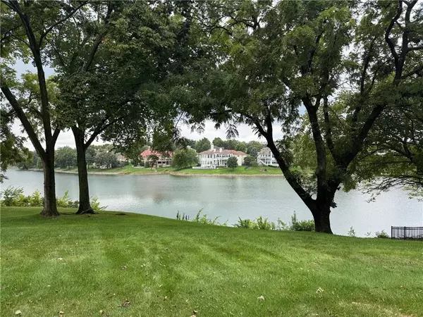 Lee's Summit, MO 64064,637 NE Shoreline DR