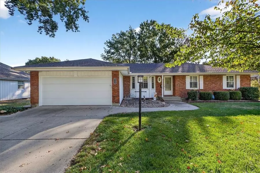 807 NE Balboa ST, Lee's Summit, MO 64086