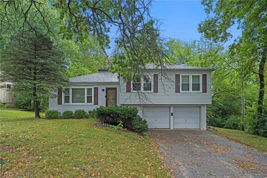 10907 Grandview RD, Kansas City, MO 64137