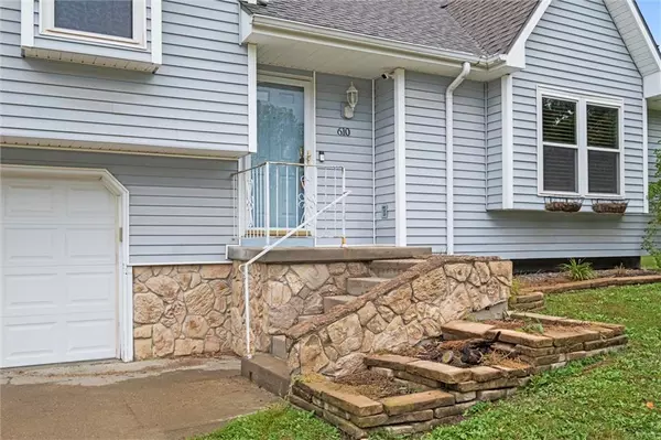 Lansing, KS 66043,610 Meadowlark RD