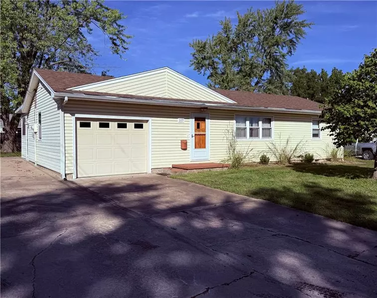 609 Summit DR, Knob Noster, MO 65336