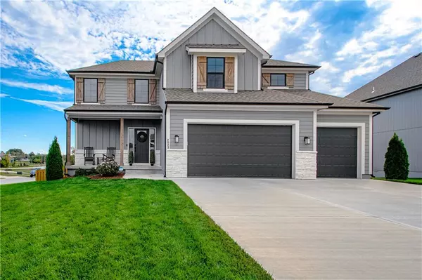 2023 SW Farm Field LN, Lee's Summit, MO 64082