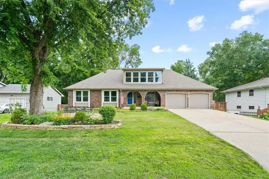 407 NW Lincolnwood DR, Lee's Summit, MO 64063