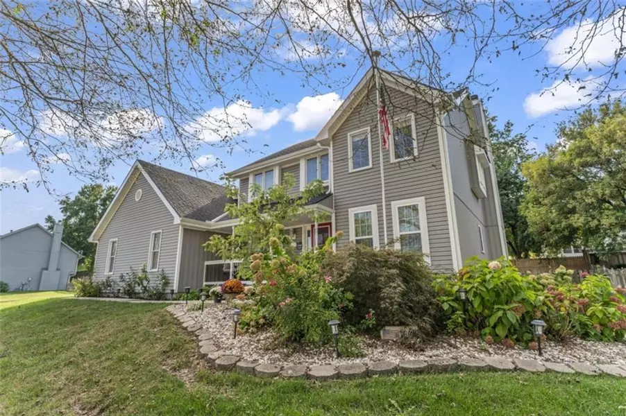 624 S Bittersweet RD, Lansing, KS 66043