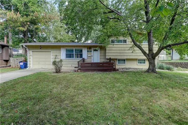 2400 NE SHADY LANE DR, Kansas City, MO 64118