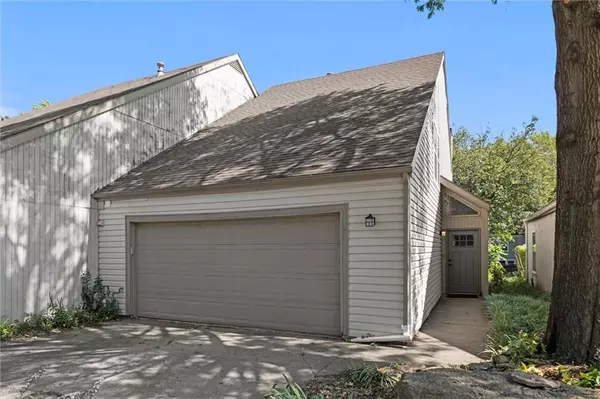 110 Glenview DR, Lawrence, KS 66049