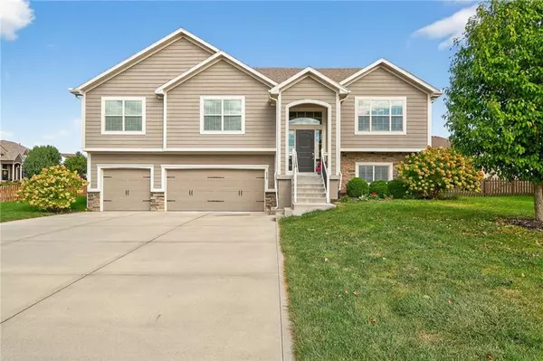 117 S Westglen DR, Raymore, MO 64083