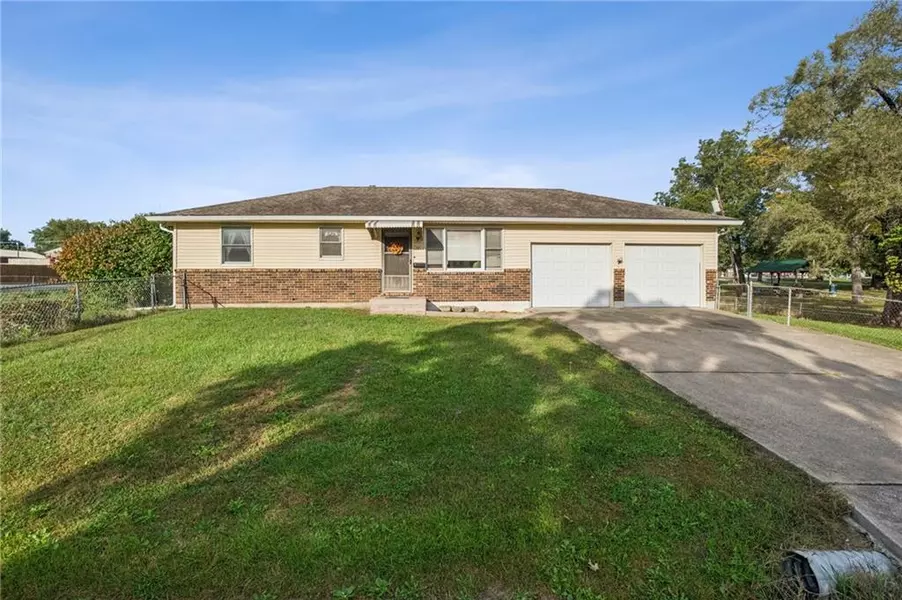 231 E 1st ST, Peculiar, MO 64078