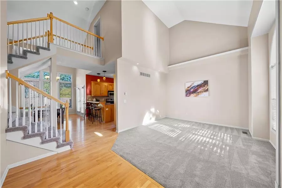 610 Roanke DR, Raymore, MO 64083