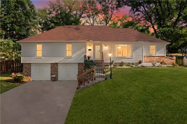 6717 NW Lawson LN, Parkville, MO 64152