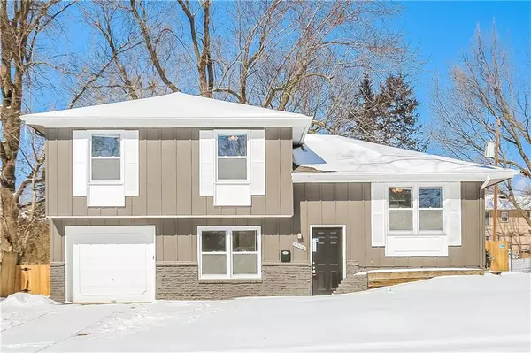 9306 Fairwood DR, Kansas City, MO 64138