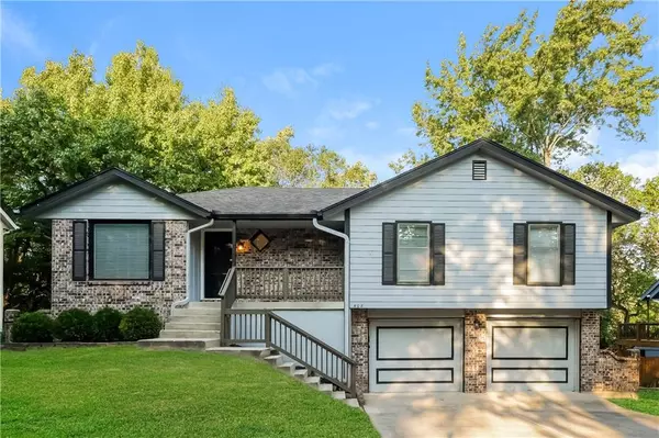 408 Brownfield DR, Lee's Summit, MO 64063