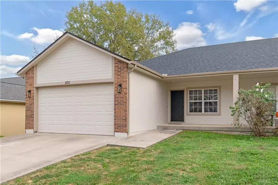 1211 NW Scenic DR, Grain Valley, MO 64029