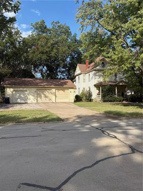 Independence, KS 67301,301-305 S 2nd ST