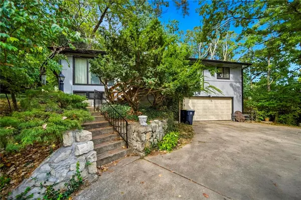 Kansas City, MO 64116,106 NW Greentree LN